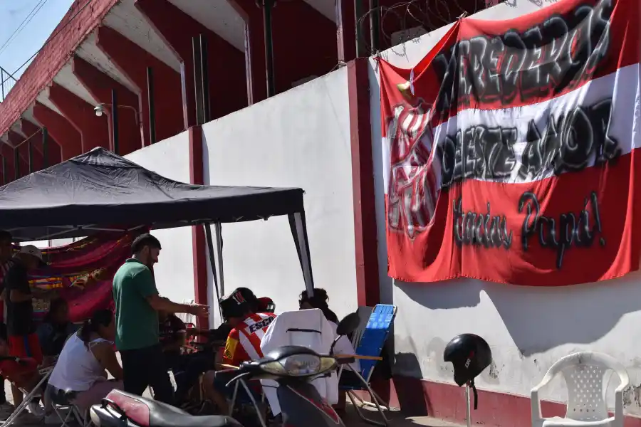 ACAMPE. Los hinchas se presentaron con carpas y sillas en los alrededores de La Ciudadela.