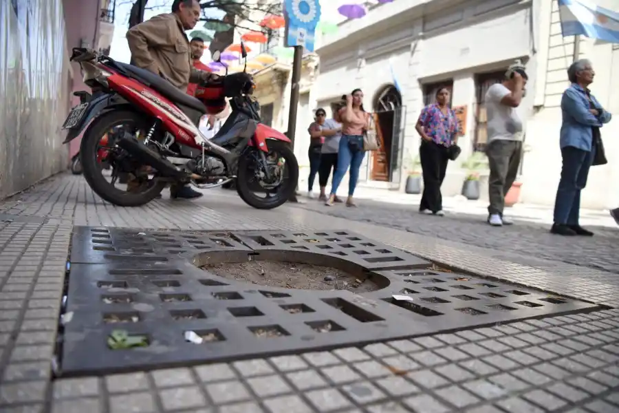 ACCIDENTES. El alcorque que por mucho tiempo causó caídas. FOTO: LA GACETA/ ANALÍA JARAMILLO