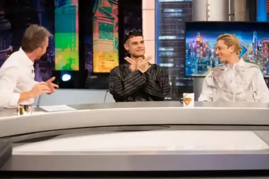 Los cantantes habalron de una intoxicación alimentaria que casi cancela sus planes de realizar uno de las grabaciones más importantes de su carrera. 