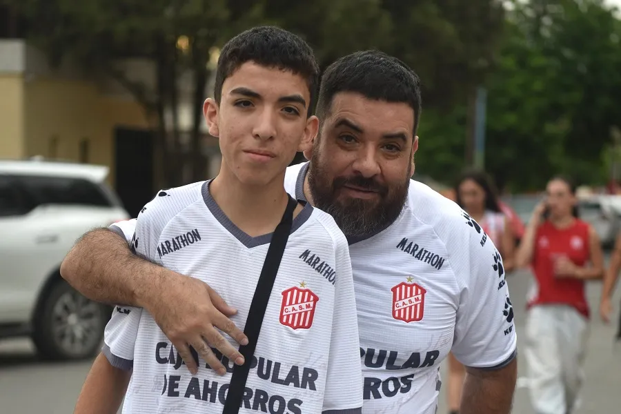 PADRE E HIJO. Fernando y Joaquín pagaron un tour hasta Rosario, que incluye una cena. 