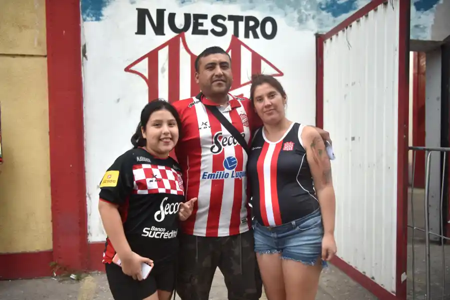 TODOS VIAJAN. Pablo Santana está listo para ir a Rosario junto a su hija Yasmin, su esposa Antonela y el pequeño por nacer Santo Martín.