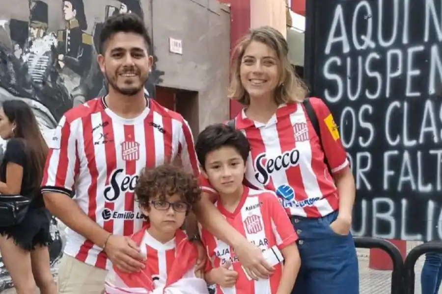 UNIDOS. Pablo Rueda posa junto a su esposa Florencia Camargo y sus dos hijos.