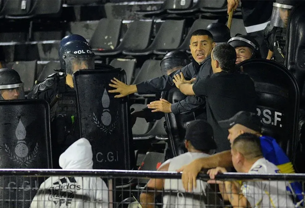 Sancionaron a los barras de Boca que se cruzaron con la policía en el duelo de Copa Argentina ante Gimnasia LP