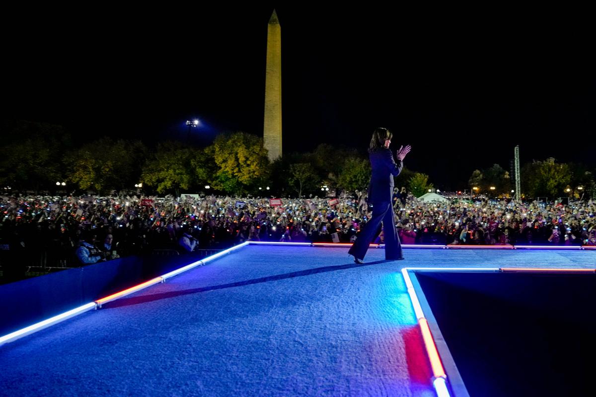 CIERRE DE CAMPAÑA. Miles de personas participaron del acto de Kamala Harris en Washington . 