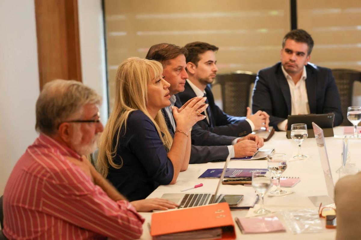 Rossana Chahla, con empresarios del transporte público de pasajeros.