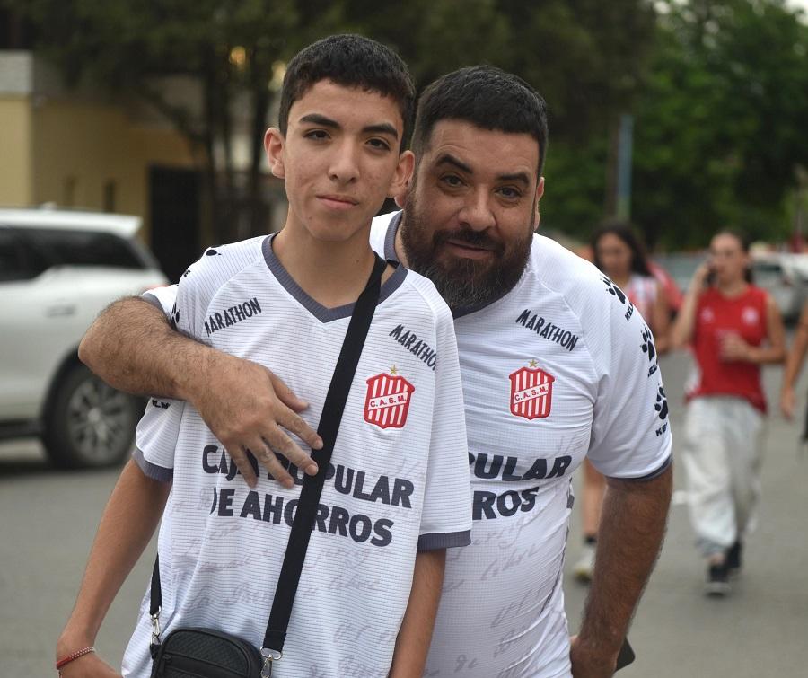 PADRE E HIJO. Fernando y Joaquín pagaron un tour hasta Rosario, que incluye una cena. 