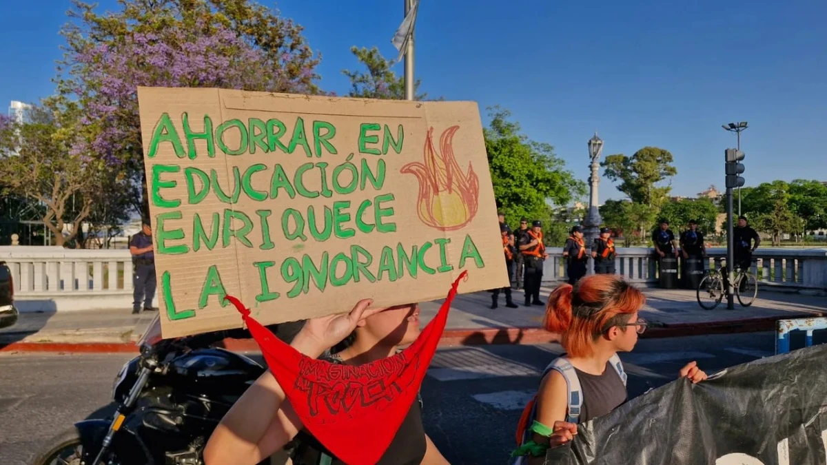 Con carteles se realiza la protesta en Córdoba.