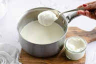 Cómo hacer yogur griego casero: la receta fácil con pocos ingredientes y rica en proteínas