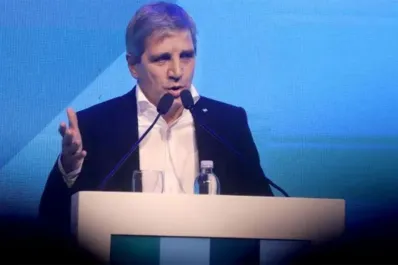 Caputo confirmó la compra de dólares para el pago de deuda de enero