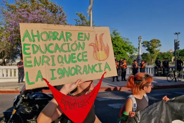 En Córdoba, estudiantes, trabajadores y jubilados realizan una protesta por la visita de Milei