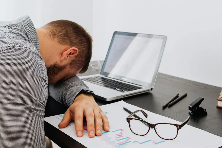 BURNOUT. Ocho de cada 10 jóvenes se siente quemado por su trabajo, según un estudio./PEXELS