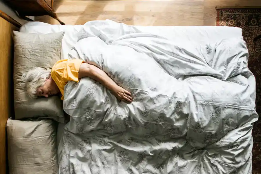 Dormir hasta tarde puede reducir el riesgo de padecer enfermedades cardíacas. 