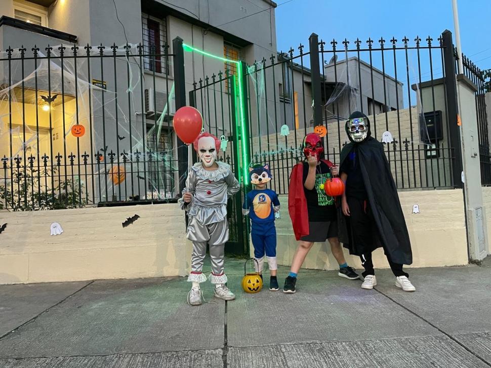 CREATIVIDAD. Los niños visten disfraces llamativos o imitan a sus héroes para este día de juegos.