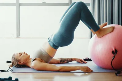 La postura de yoga que supera a las sentadillas para fortalecer los glúteos