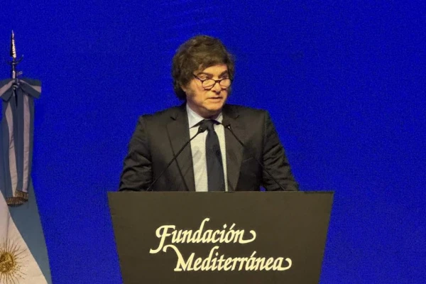 Milei volvió a vaticinar el fin del cepo y criticó a Alfonsín