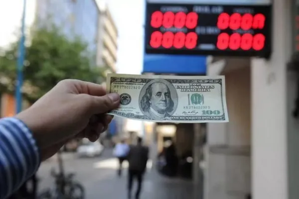 Tensión cambiaria: el dólar superó el techo de la banda y el mercado especula con una intervención del BCRA