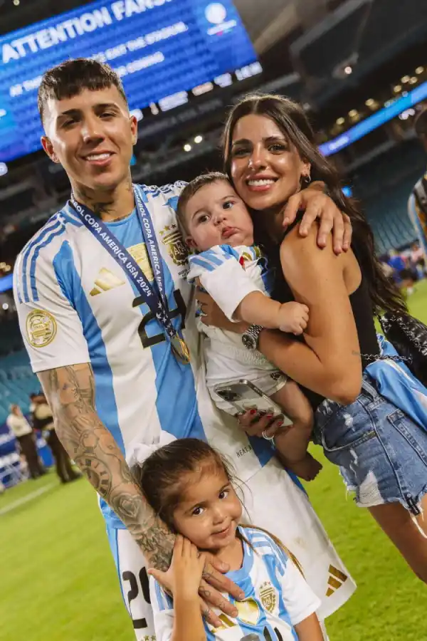 Enzo Fernández tiene dos hijos con Valentina Cervantes: Benjamín y Olivia.