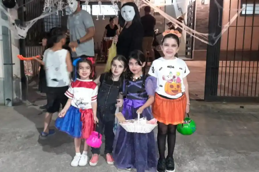 GOLOSINAS. Los chicos usan canastitas para poner los caramelos que reciben.