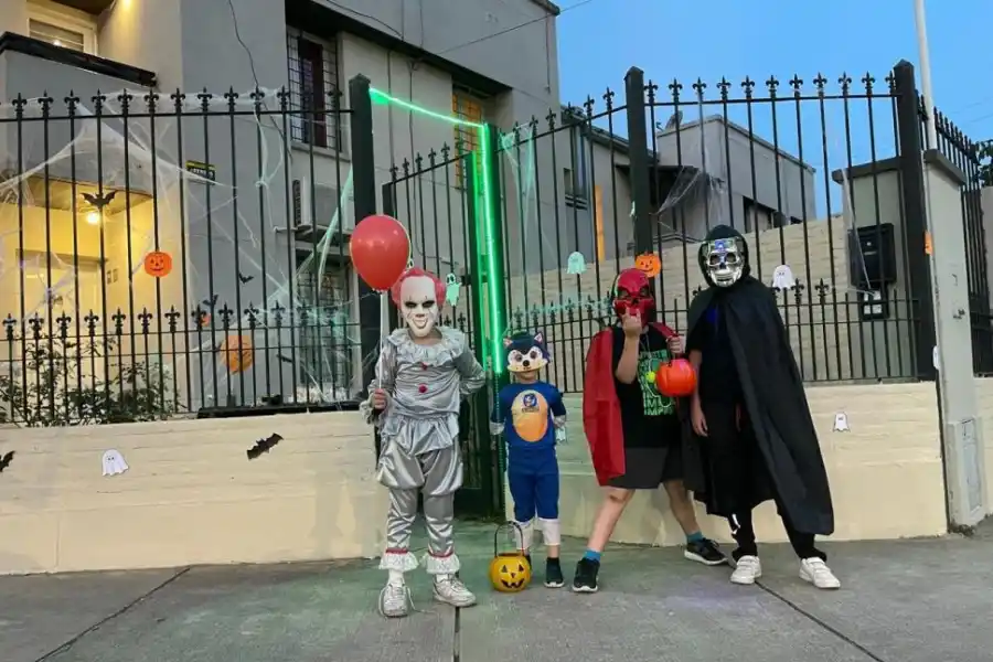 CREATIVIDAD. Los niños visten disfraces llamativos o imitan a sus héroes para este día de juegos.