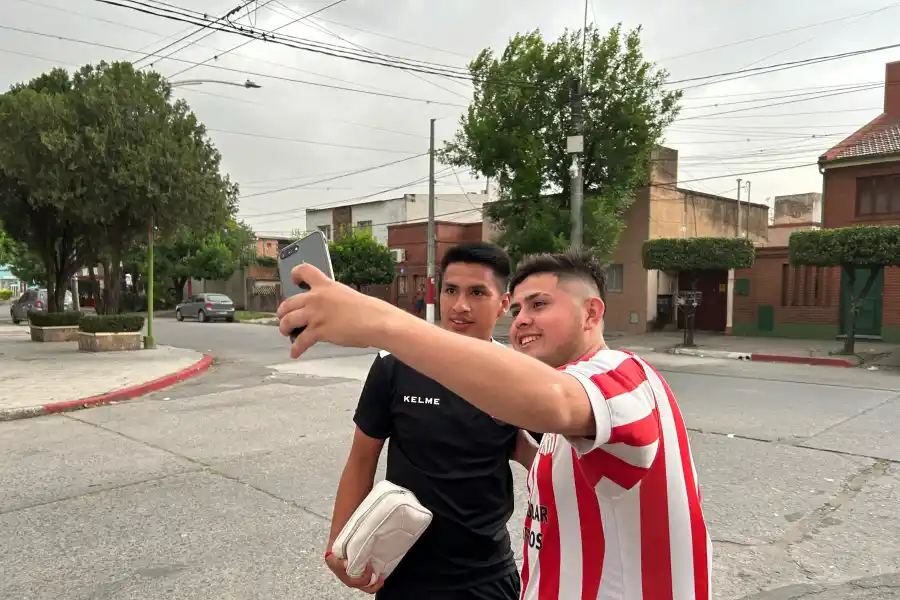A INMORTALIZAR EL MOMENTO. Un fanático se tomó una fotografía con Gustavo Abregú.