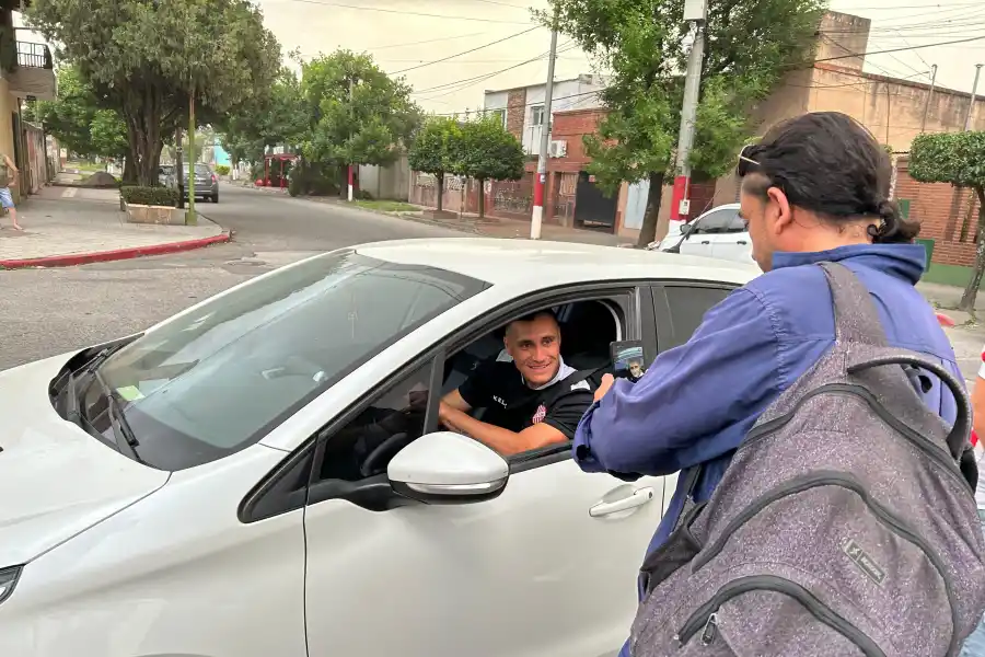 FELIZ. Gonzalo Rodríguez fue de los primeros en presentarse en el estadio y se tomó un tiempo para saludar a los fanáticos.