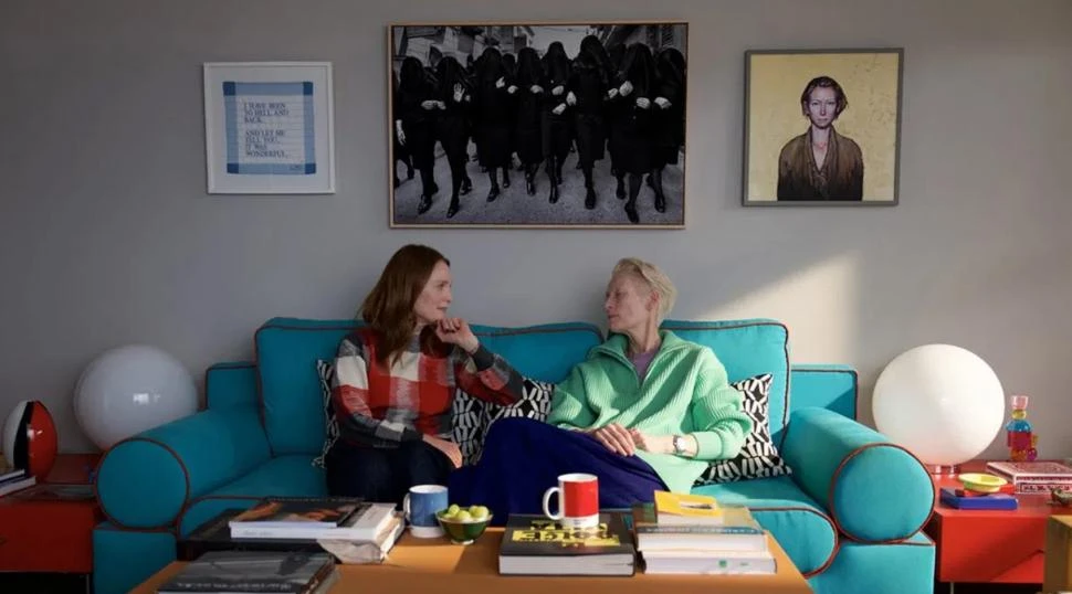 UNA AMISTAD PROFUNDA. Julianne Moore y Tilda Swinton protagonizan el drama “La habitación de al lado”.