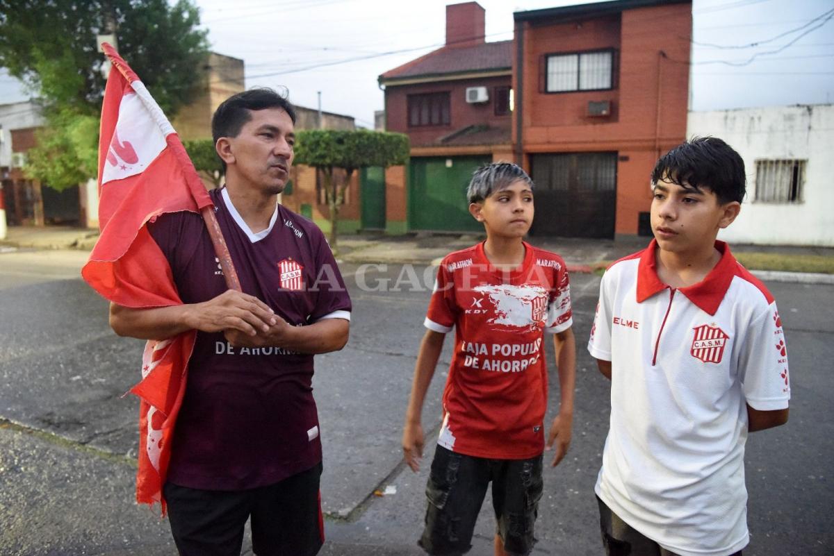 EXPECTANTES. Juan Carlos Vera (con la bandera en la mano) espera la salida del equipo junto a su sobrino Rodrigo y su hijo Joaquín.