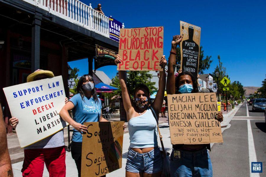 PROTESTAS. Jóvenes estadounidenses en una protesta anti-Trump en 2020./ASPEN SCHUYLER