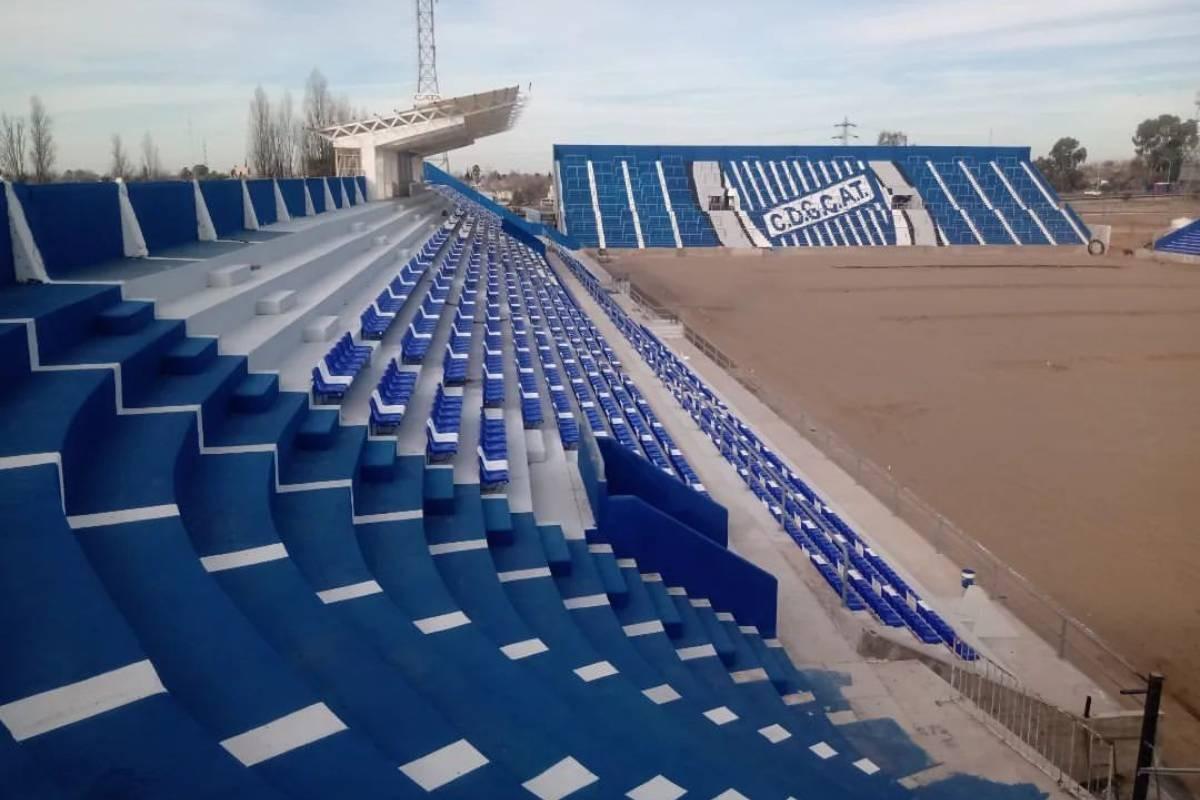 TRIBUNAS LISTAS. El Feliciano Gambarte tuvo su último partido en 2005.