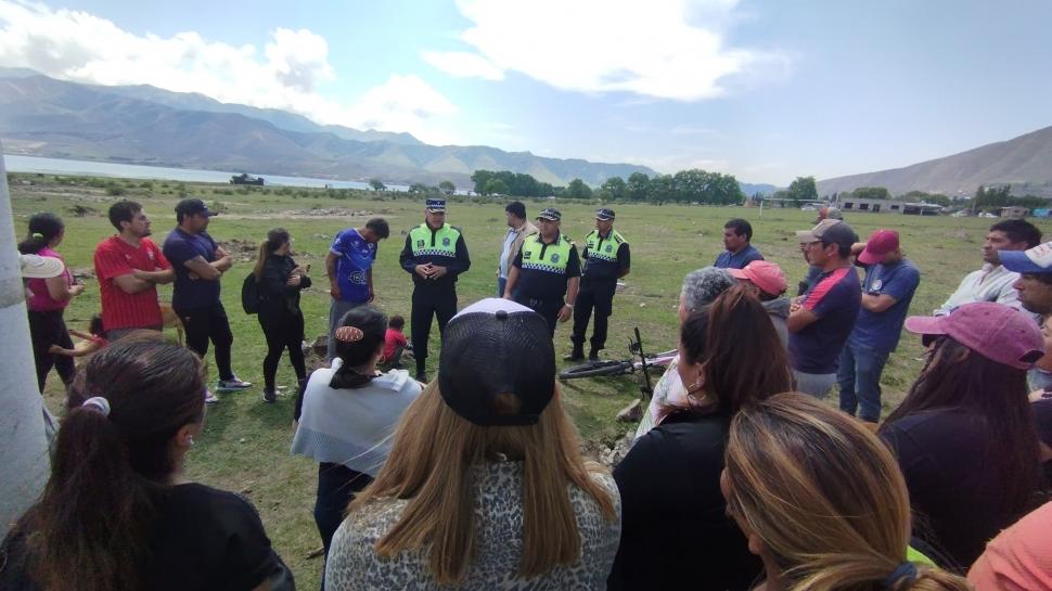 TRATATIVAS. Policías dialogan con los compradores de viviendas.