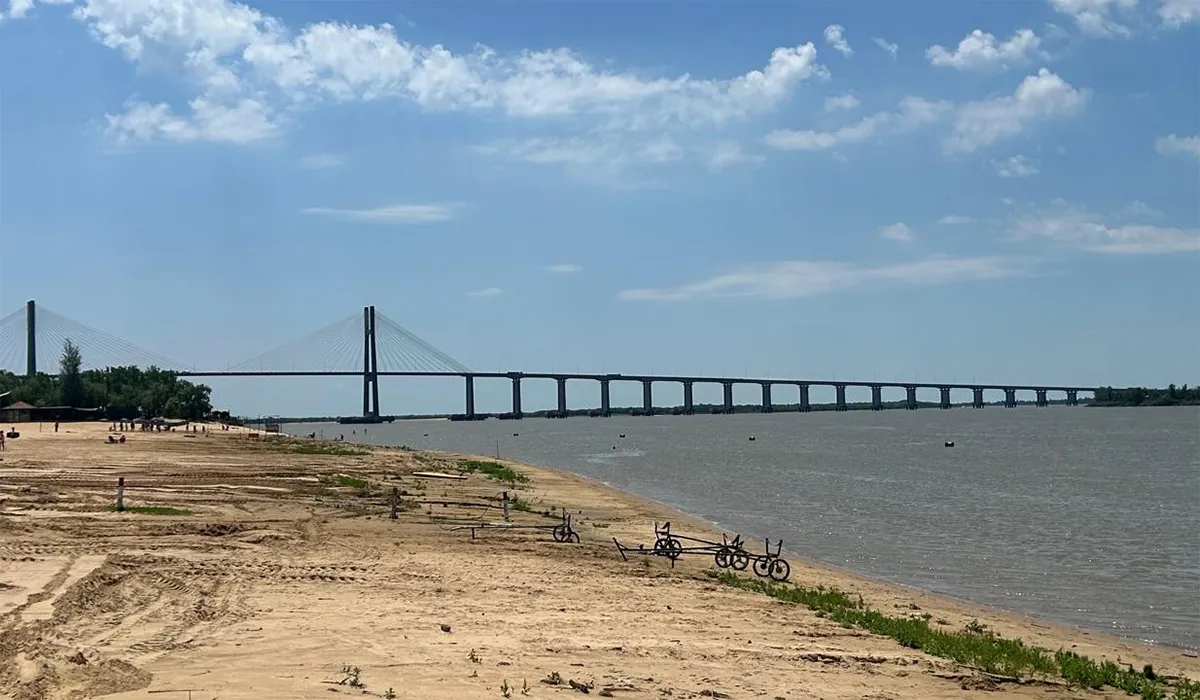 LA COSTANERA. El punto norte de la costanera rosarina está delimitado por el puente que la une con la ciudad de Victoria, en Entre Ríos.