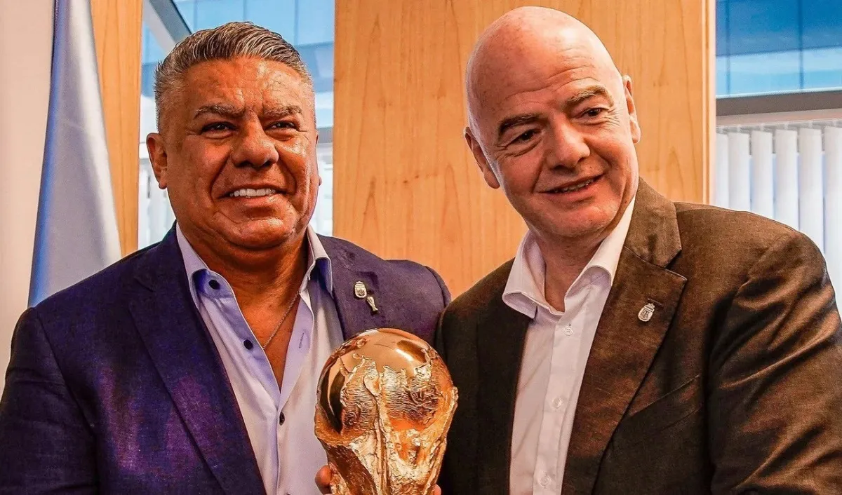 FELICITACIONES. Gianni Infantino siempre mantuvo una estrecha relación con Claudio Chiqui Tapia.