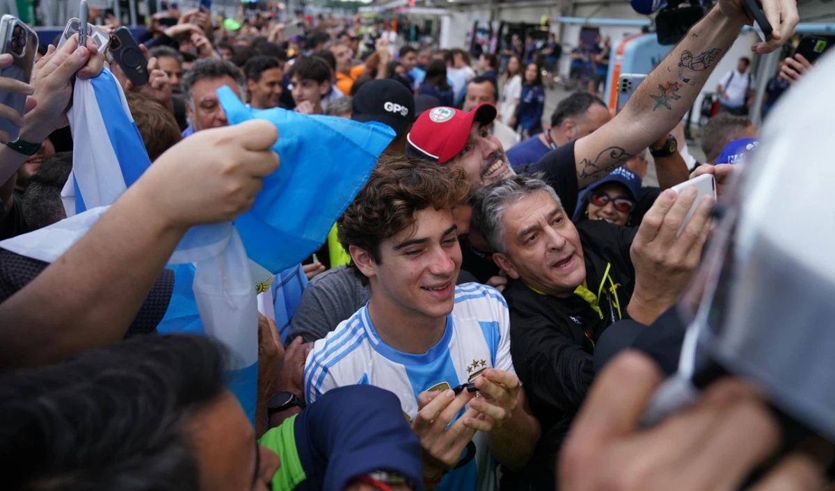 GRAN MOMENTO. Franco Colapinto recibió el afecto de miles de fanáticos en Interlagos.