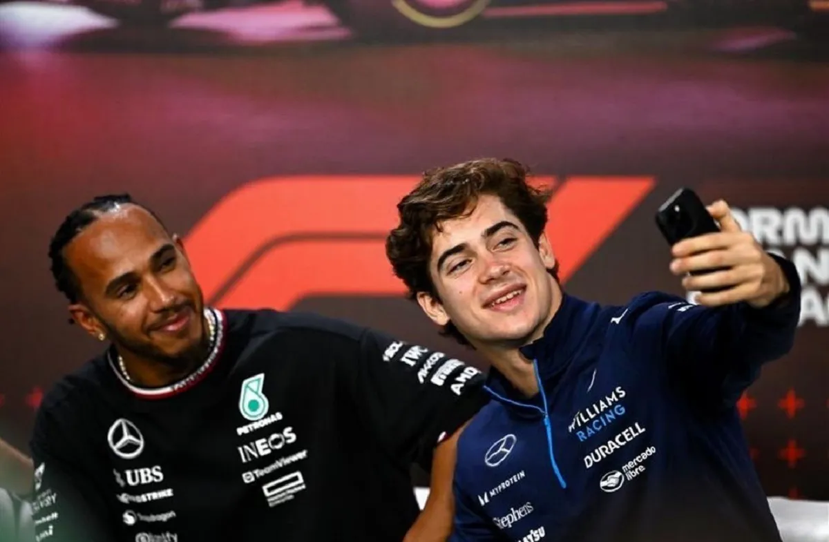 GRAN POSTAL. Franco Colapinto se toma una selfie junto a Lewis Hamilton, piloto de Mercedes.