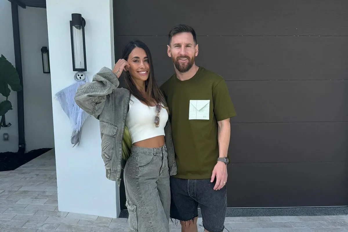 JUNTOS. Antonela Rocuzzo y Lionel Messi posan en la entrada de su hogar que estuvo adornado para la ocasión.