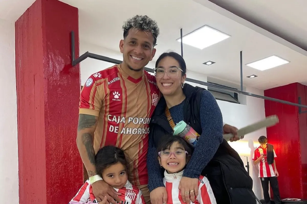 UNIDOS. Lucas Diarte posa junto a su pareja Laura Tello y sus dos pequeñas Martina e Isabella.