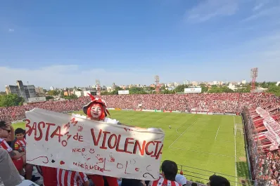 Alegra a La Ciudadela vestida de payasa, y vende toda su indumentaria de San Martín de Tucumán para viajar a la final