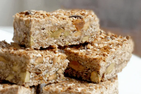 Barras proteicas caseras, económicas y sin harinas: el desayuno ideal para ganar masa muscular