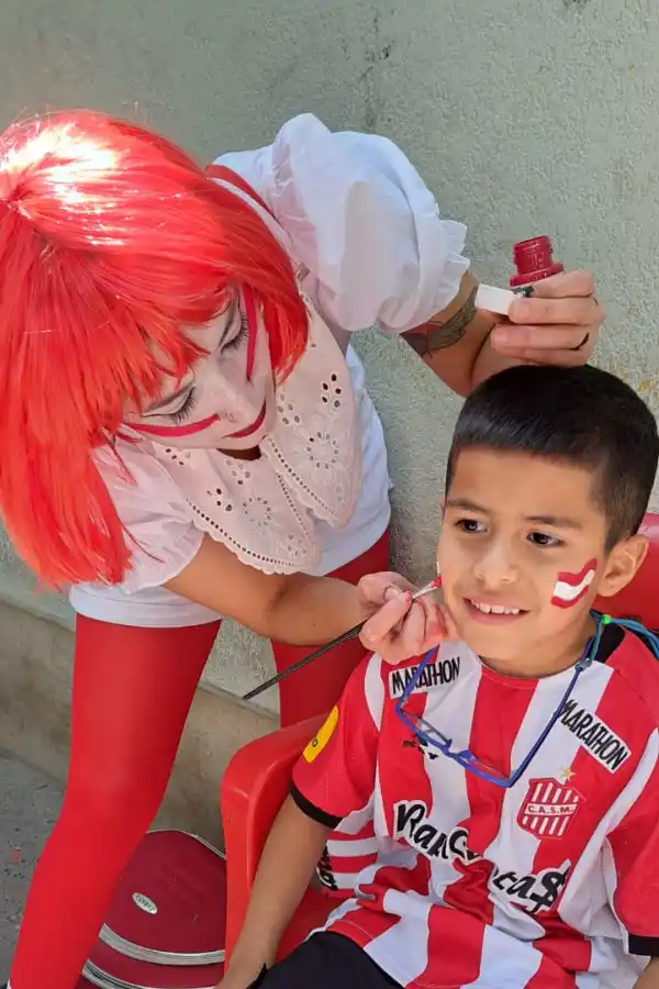 Alegra a La Ciudadela vestida de payasa, y vende toda su indumentaria de San Martín de Tucumán para viajar a la final