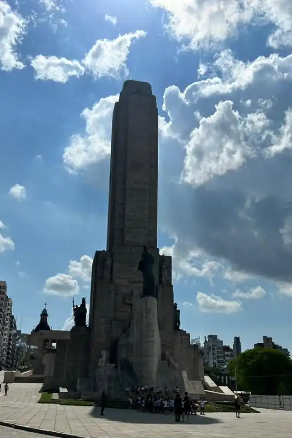 TURISTAS. Un contingente de niños visitó el Monumento a la Bandera.