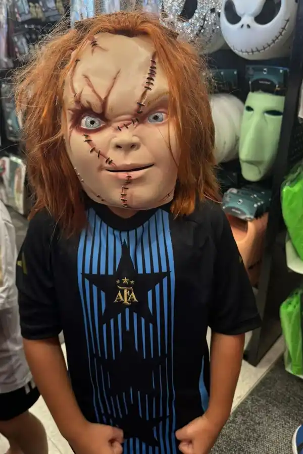 LLAMATIVO. Mateo Messi posando con el disfraz de Chucky y una camiseta de entreno de la Selección Argentina.