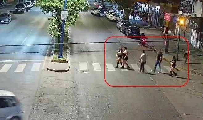 UNA PRUEBA. Las tres acusadas y las víctimas quedaron registrados por las cámaras de seguridad cuando salían del centro nocturno.