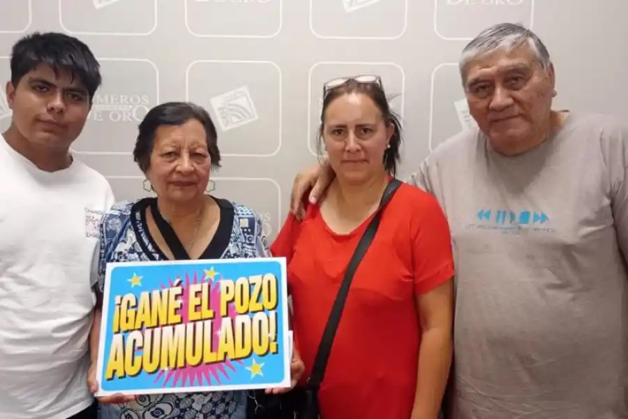 EN FAMILIA. Mercedes, de Alberdi, posa con el premio acompañada de su esposo, su hija y uno de sus nietos.