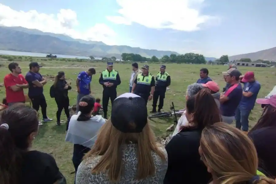 TRATATIVAS. Policías dialogan con los compradores de viviendas.
