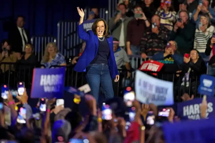 DEMÓCRATAS. Kamala Harris moviliza a multitudes en sus mitines.