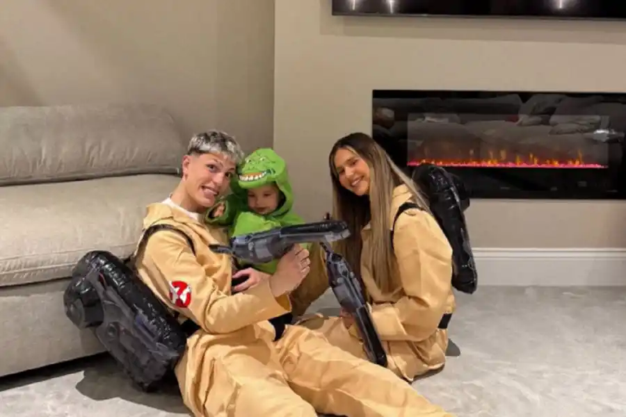 EN FAMILIA. Alejandro Garnacho posó con su pareja y su hijo.