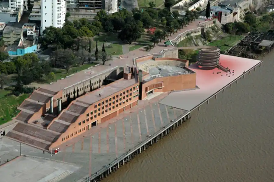 FRENTE AL RÍO. El Parque España es una construcción que alberga un centro cultural y un anfiteatro a cielo abierto.