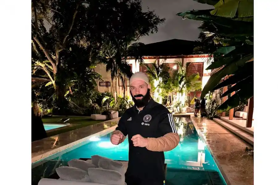 ORIGINAL. Robert Taylor emuló al guardaespalda de Lionel Messi.