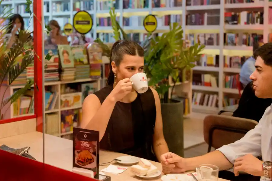 Panaderías El Mundo inaugura su décimo tercera sucursal en la Facultad de Derecho
