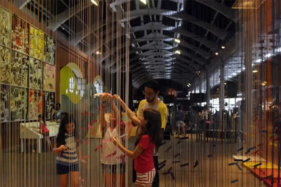 PARA LOS MÁS CHICOS. La Isla de los Inventos forma parte del Tríptico de las Infancias, en un edificio reciclado del ferrocarril.